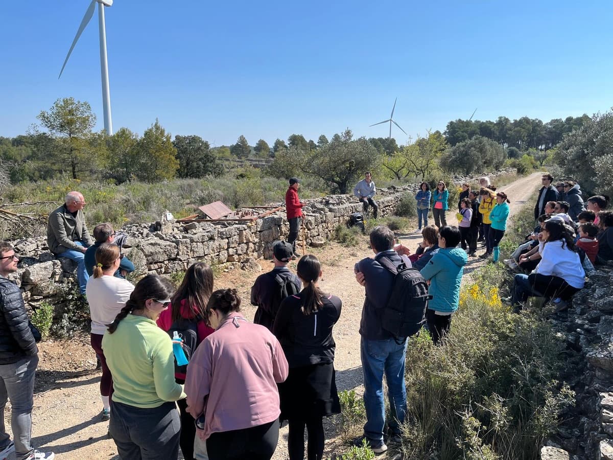 Avui hem viscut un matí molt especial a la Terra Alta, compartint cultura, art i territori amb l’obra “L’ombra del present”, una proposta que ens convida a reflexionar i mirar el nostre entorn amb una nova perspectiva.

De la mà del Campus Extens de la URV, continuem apropant el coneixement i la cultura als nostres pobles, fent xarxa i generant espais de trobada entre municipis com Vilalba dels Arcs i la Fatarella.

Gràcies a l’autor per compartir amb nosaltres el sentit i la mirada d’aquesta obra, i a totes les persones que hi heu participat i ho feu possible.

Seguim apostant per una Terra Alta viva, amb cultura, pensament i futur. ✨
