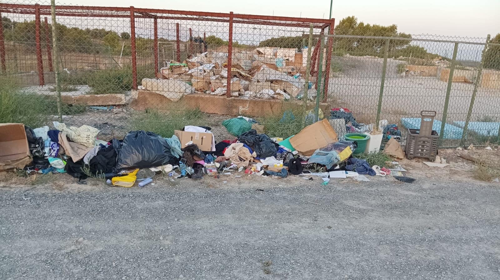 ‼️⚠️ COMUNICAT ABOCAMENT INCÍVIC DE RESIDUS
L’Ajuntament de Vilalba dels Arcs vol denunciar i condemnar fermament l’abocament de residus que s’ha produït a l’exterior de l’Estació de Transferència de Residus, fora de l’horari d’obertura de la instal·lació.
Aquest tipus de comportaments són absolutament inadmissibles i suposen una falta de respecte cap al conjunt del municipi i, especialment, cap a totes les persones que fan un ús correcte i responsable dels serveis municipals.
Recordem que l’Estació de Transferència disposa d’uns horaris establerts precisament per garantir una correcta gestió dels residus. Deixar-los abandonats a l’exterior quan la instal·lació està tancada no és una alternativa ni està permès.
Així mateix, recordem que la zona disposa de càmeres de videovigilància. L’Ajuntament revisarà les imatges disponibles i, en cas d’identificar les persones responsables dels fets, s’aplicaran les mesures que corresponguin d’acord amb la normativa vigent.
Mantenir el poble net i els espais municipals en condicions és responsabilitat de tothom. Actituds com aquesta generen brutícia, obliguen a destinar recursos públics a solucionar situacions que no s’haurien de produir i perjudiquen tota la ciutadania.
Demanem civisme, responsabilitat i respecte pels espais i serveis que són de tots.
L’Ajuntament no tolerarà conductes incíviques d’aquest tipus i actuarà davant de qualsevol nou episodi que es produeixi.
