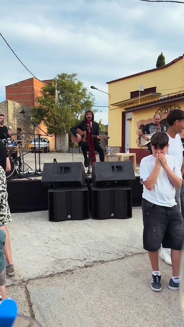 🔥 Així s’ha viscut la tarda al Tasta Vilalba.
😍Música en directe, producte local, bon ambient i una plaça entregada a cada cançó d’ @ericvinaixa
💛 Gràcies a totes les persones que ho heu fet possible una vegada més.
🙌🏻 El Tasta continua!