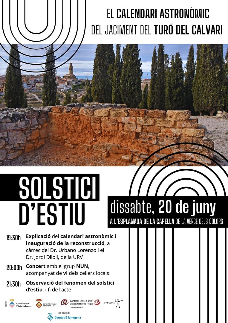 🌄 Us convidem a viure el solstici d'estiu d'una forma diferent: observant el fenomen que es dona al Turó del Calvari i descobrint la reconstrucció de la porta del jaciment. 
🎷 🍷 Tot acompanyat amb la música de NUN i vi dels cellers locals.

📆 Dissabte 20 de juny de 2026, a partir de les 19:30h, a l'esplanada de la Capella de la Verge dels Dolors.