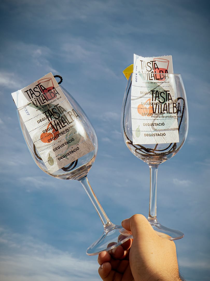 🍷🍒🫒 El Tasta Vilalba és molt més que una festa.
💛 És una oportunitat per descobrir les persones, els productes i les històries que donen vida al nostre territori.
🙌🏻 Durant la jornada, els vins, l’oli, les cireres i la resta de productes dels restauradors han tornat a ser els grans protagonistes, compartint espai amb productors que treballen cada dia per mantenir viva aquesta tradició.
😍 Us deixem un recull d’alguns dels moments viscuts entre tastos, converses i producte de proximitat.
.
.
.
📸 @byvelamarketing