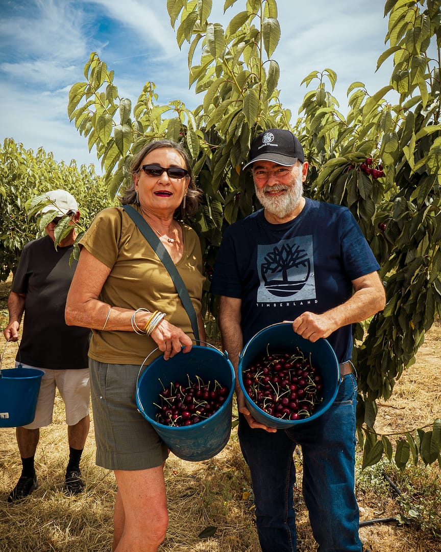 😍 Les visites a les explotacions han tornat a ser una de les experiències més especials del Tasta Vilalba.
🍒 Els participants han pogut passejar entre cirerers, visitar cellers, conèixer de prop el treball dels productors i descobrir tot allò que hi ha darrere dels productes que fan únic el nostre territori.
✨ Perquè darrere de cada ampolla de vi, de cada gota d’oli o de cada cirera hi ha històries, esforç i persones apassionades pel que fan.
🤝 Gràcies a tots els productors que han obert les portes de les seves explotacions i a totes les persones que han volgut formar part d’aquesta experiència.
💛 Moments com aquests són els que donen sentit al Tasta Vilalba.
📸 Us deixem un recull d’alguns dels instants viscuts durant la jornada.